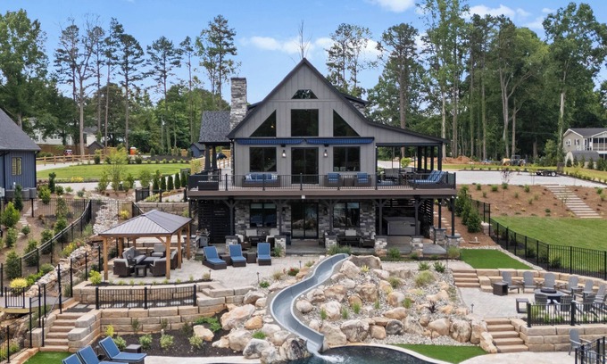 Lake Norman of Catawba Casa | Gray Fox Lodge by AvantStay | WATERSLIDE, Pool, Theater | Sleeps 23