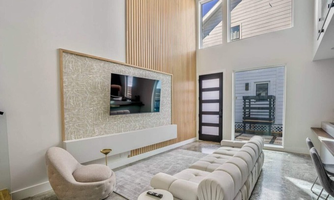 East Downtown Houston Casa | Gray loft · The O’Four Lofts - Grayscale Lux