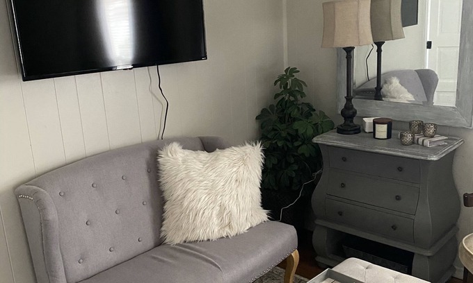 Jefferson City Cabaña | Gray Suite-Walk to Carson Newman College! Smoky mountains less than 30 miles!