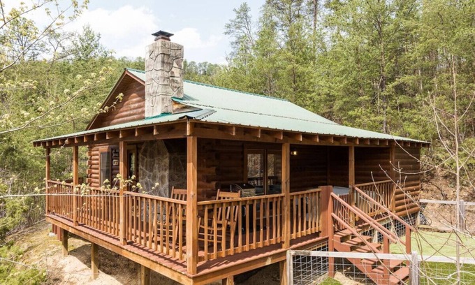Townsend Cabina | "Gray Wolf" Newly Renovated Cabin w/ Sauna!