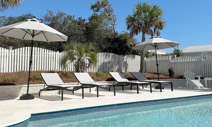 Grayton Beach Casa | Piscina privada, proyectada en el porche, y sólo un corto paseo a la playa.