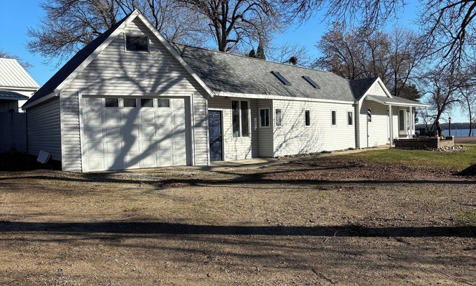 Clay County Casa | Great 3 bedroom home on Lost Island lake with an amazing lake view.