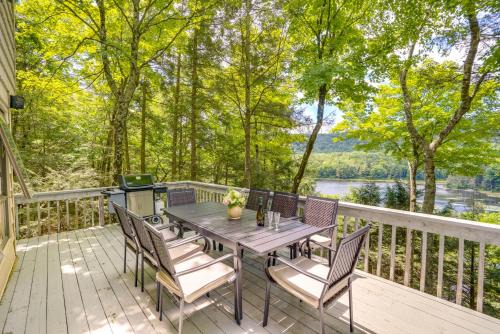 Glendale Casa | Great Barrington Lakeside Getaway with Kayak and Grill
