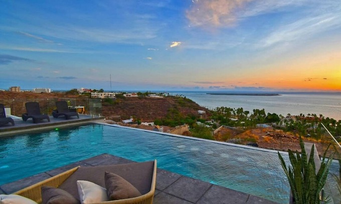 La Paz Casa | Great Bay Views, Infinity Pool, BBQ, Walk to Beach