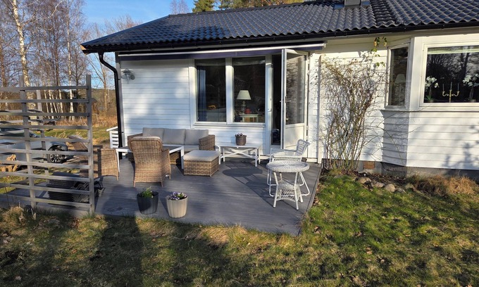 Brastad Cabina | Great cabin - right by the sea in a scenic area.