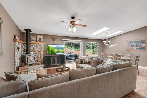 Arnold Casa | Great Cabin with AC Firepit Fireplace