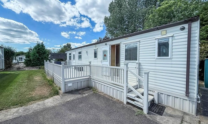 Skegness Casa | Great caravan with spacious decking Southview Holiday Park, Skegness ref 33035V