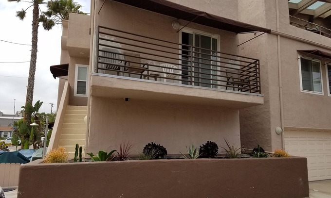 Central Mission Beach Condominio | Gran condominio en Mission Beach a solo una cuadra del océano y a unos pasos de la bahía.