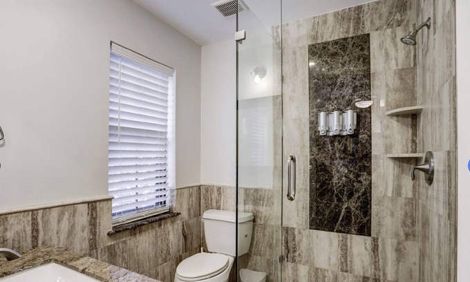 The Villages Casa | Great contemporary home 5 miles from Houston Galleria1003 Ridgeley