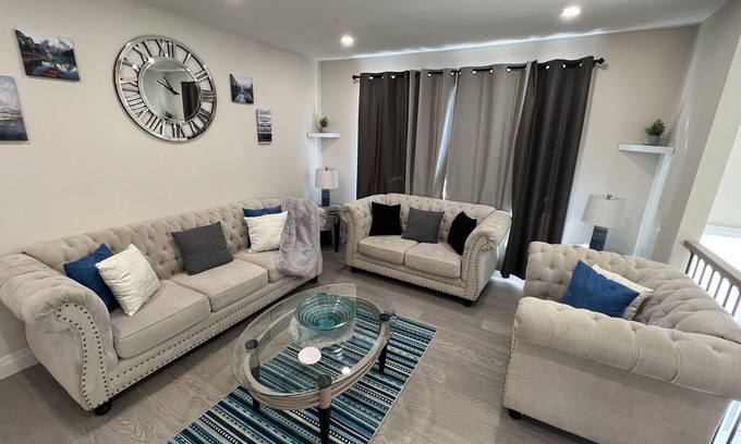 Kitchener Casa | Great cottage for Family and Friends with hot tub in Prime location