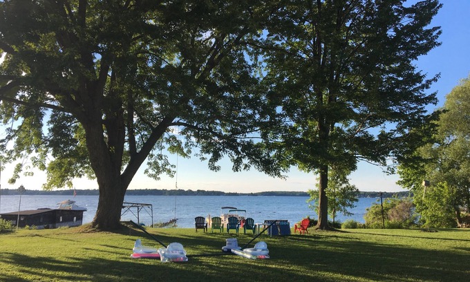 Frontenac Cabaña | Gran casa de campo con vistas al mar abierto del canal de envío!