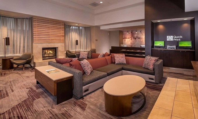 Rosslyn Apartamento | Great Deal! w/ Continental Bfast, Onsite Starbucks! Pets Allowed & Self Parking!