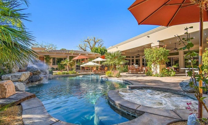 Palm Desert Casa | casa personalizada con más de 5,000 pies cuadrados de espacio habitable en un acre con piscina