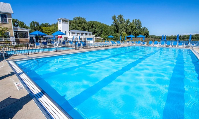 Michigan City Cabaña | Pasos hacia el lago Michigan con una decoración actualizada y servicios del resort