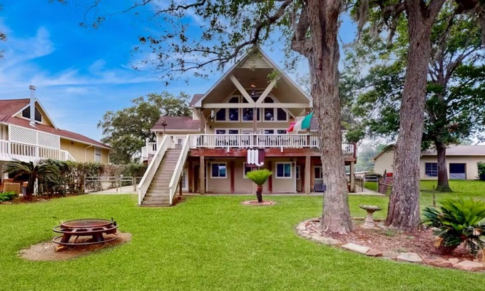 Sweeny Casa | Great for Big Groups & Families! Waterfront, Boathouse, Pool Table, Dog-Friendly