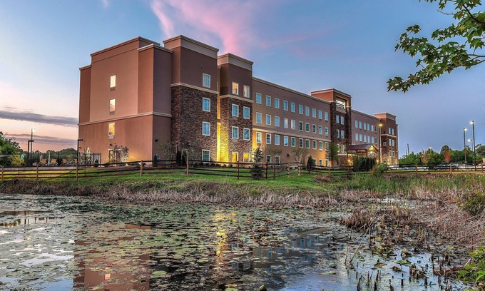 Farragut Condominio | Great for Business Travelers! Free Breakfast + 24h Business Center