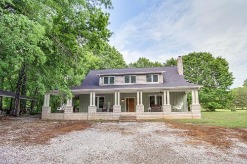 Lawrence County Casa | Great for Groups Creekside Cabin in Loretto
