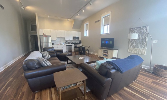Lafayette Square Condominio | GREAT FOR LARGE GROUPS 5 Bd Condo Close to Downtown Lafayette Square