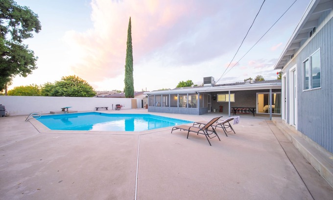 Canyon Country Casa | Great getaway close to Castaic Lake, Six Flags.