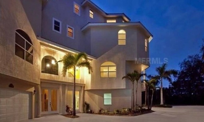 Siesta Key Condominio | Great Gulf View! Steps to the No.1 Beach in a 2,759 sqft luxury townhome