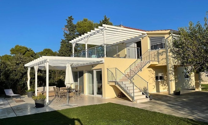 Bilice Casa | Great holiday home with 2 units and priv. Pool- 250m to the water