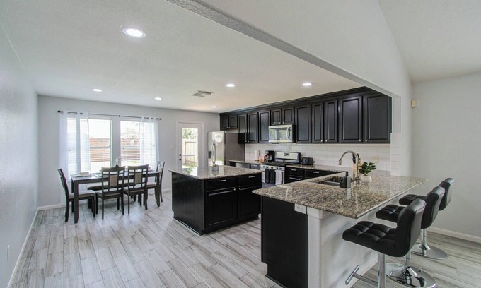 Klein Casa | Great home with king bed