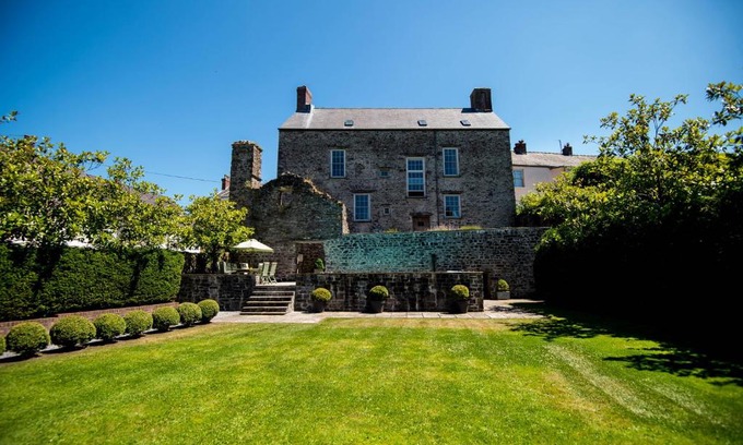 Laugharne Casa | Great House - Grand Georgian House With Outdoor Heated Pool