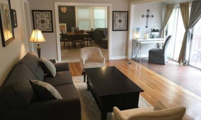 Tarrytown Casa | Great house in Tarrytown on a quiet street