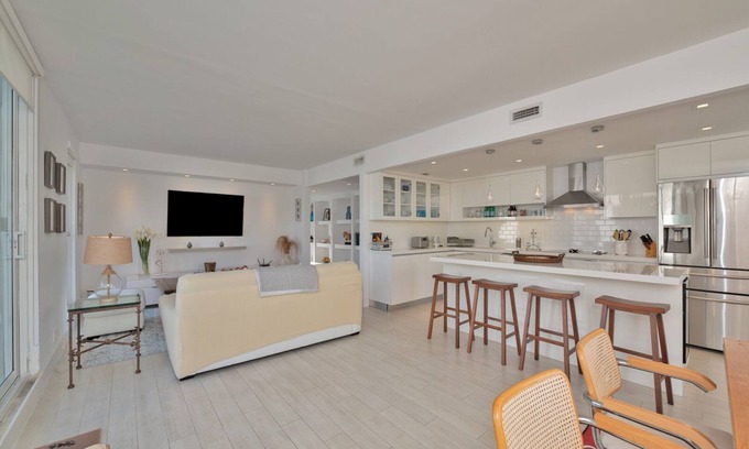 Key Biscayne Condominio | Great Key Biscayne family sized ocean front condo 3/3 with large pvt terrace.