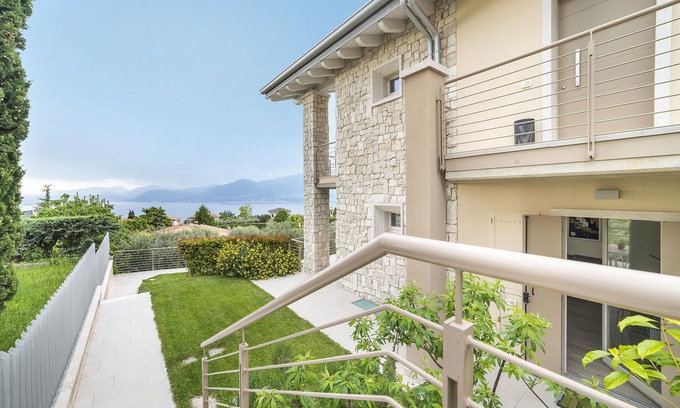 Albisano Apartamento | GRAN VISTA AL LAGO - JARDÍN PRIVADO - JACUZZI