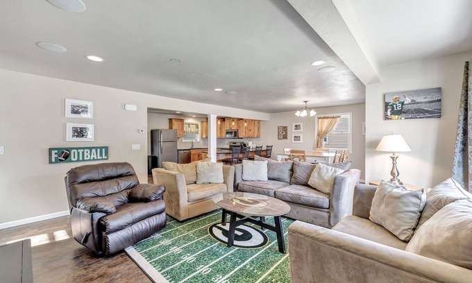 Green Bay Casa | Buena ubicación; 1 cuadra del campo de Lambeau