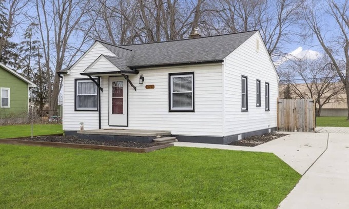 Warren Casa | Great Location! Cozy Home with Huge Backyard