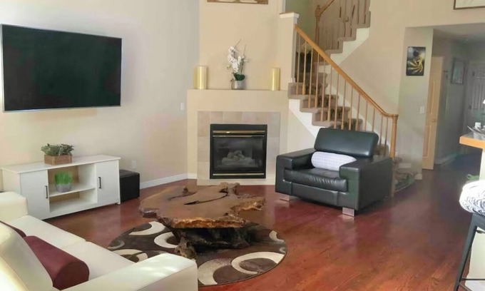 Aurora Casa | Great location for your Aurora visit