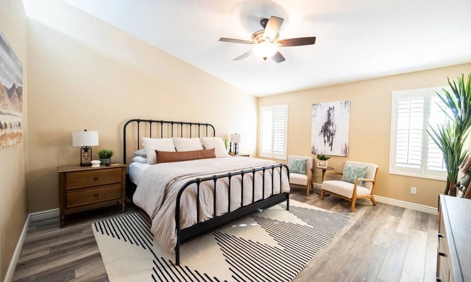 Paradise Park Vista Casa | Great Location, Heated Pool, Billiard Room & more
