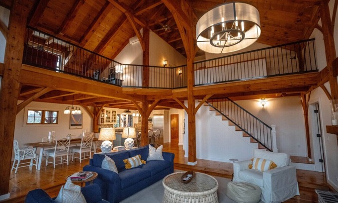 Middletown Casa | Great Location! High-End Coastal Country Retreat