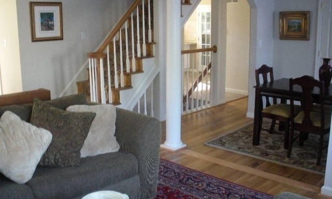 Pimmit Casa | Totalmente renovado y decorado en Falls Church