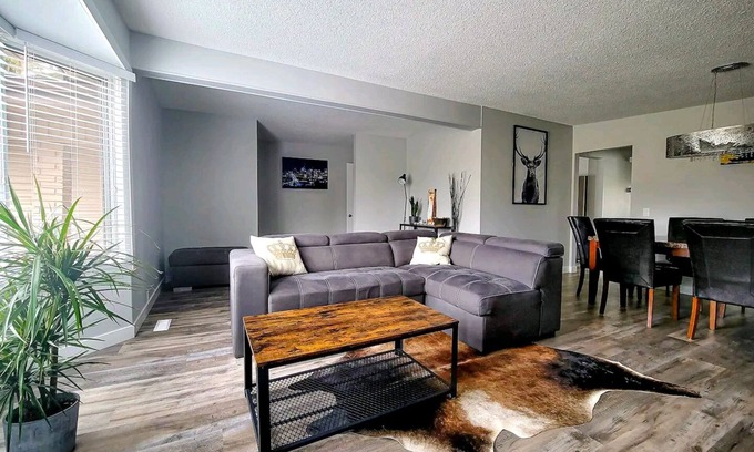 Southside Casa | Great location/ King bed/fast wifi/65'' tv/Disney+