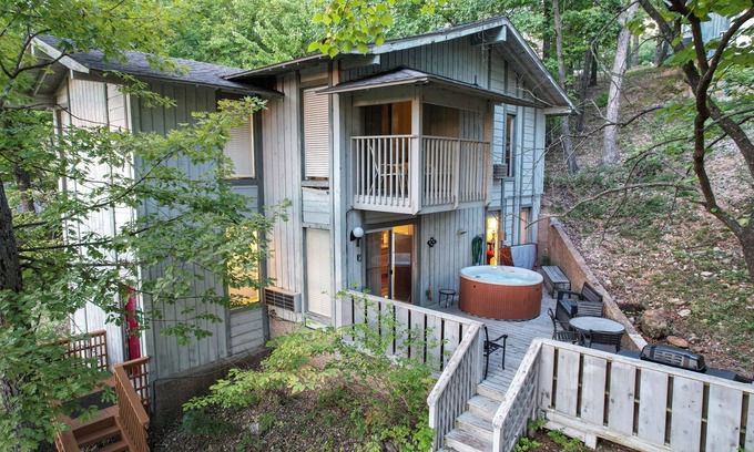 Osage Beach Cabina | Great Location, Margaritaville Amenities & Hot Tub