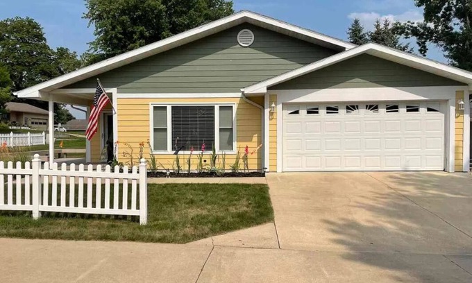 Arnolds Park Casa | Great Location! - Vacation Cabin with easy access to Arnolds Park!