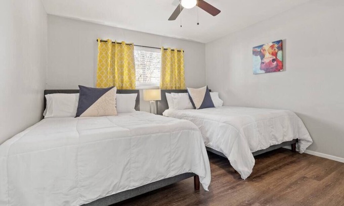 Central Arlington Apartamento | Great Location! Walk to AT&T stadium. Spacious with luxe beds