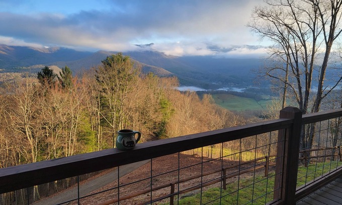 Hayesville Cabina | Great Mountain Views! Hiking, Rafting, Horseback Riding, Golf, Boating & more!!