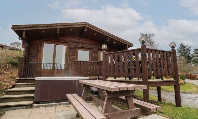 Rhayader Cabaña | GREAT OWL LODGE, pet friendly, with hot tub in Rhayader