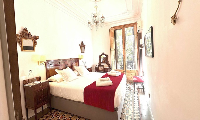 L'Antiga Esquerra de l'Eixample Apartamento | Great patio, 4 baths (3 en-suite), 19th Century , Central