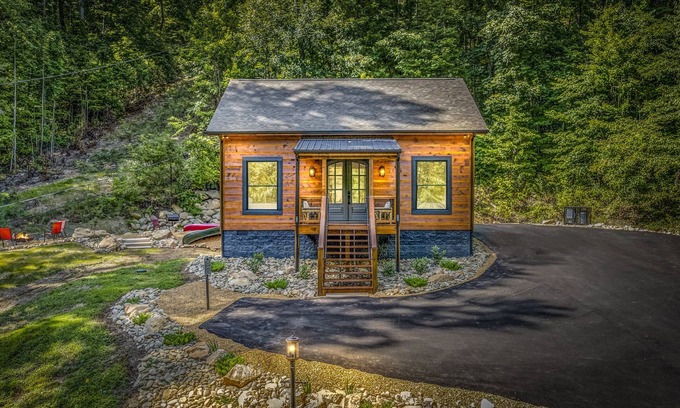 Gatlinburg - Pigeon Forge Cabina | Great prices! Cozy new cabin 5 miles to Pigeon Forge Parkway! Dollywood 7 miles