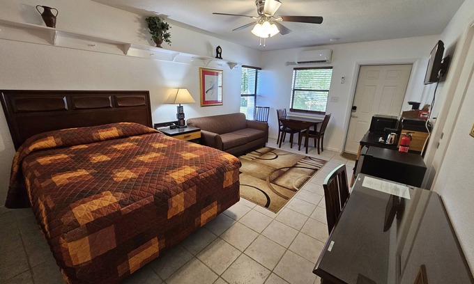 Lakeland Casa | Great quiet and comfortable, South Central Lakeland location.