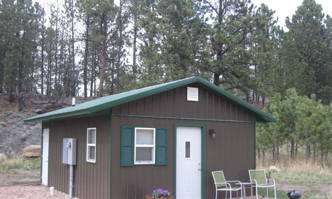 Custer Cabina | Great Quiet Location! Close to all the Attractions!