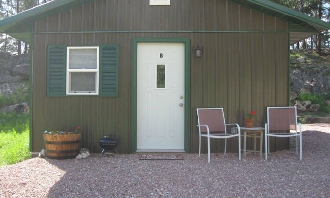 Custer Cabina | Great Quiet Location! Close to all the Attractions.