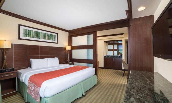 Sunny Isles Beach Complejo | Great Relaxing Overnight Stay! Pet-friendly Property + Onsite Swimming Pools