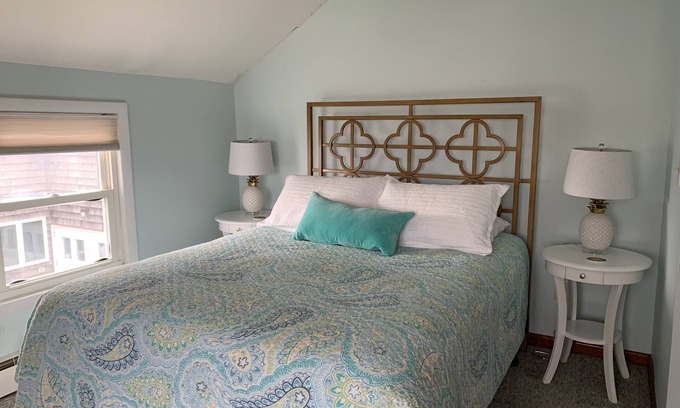 Branford Casa | Excelente casa renovada de 4 habitaciones con vistas al agua