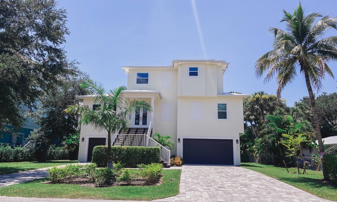 Bonita Shores Casa | Great reviews,Brand new,waterfront,heated pool, hot tub & beach access -14 pple